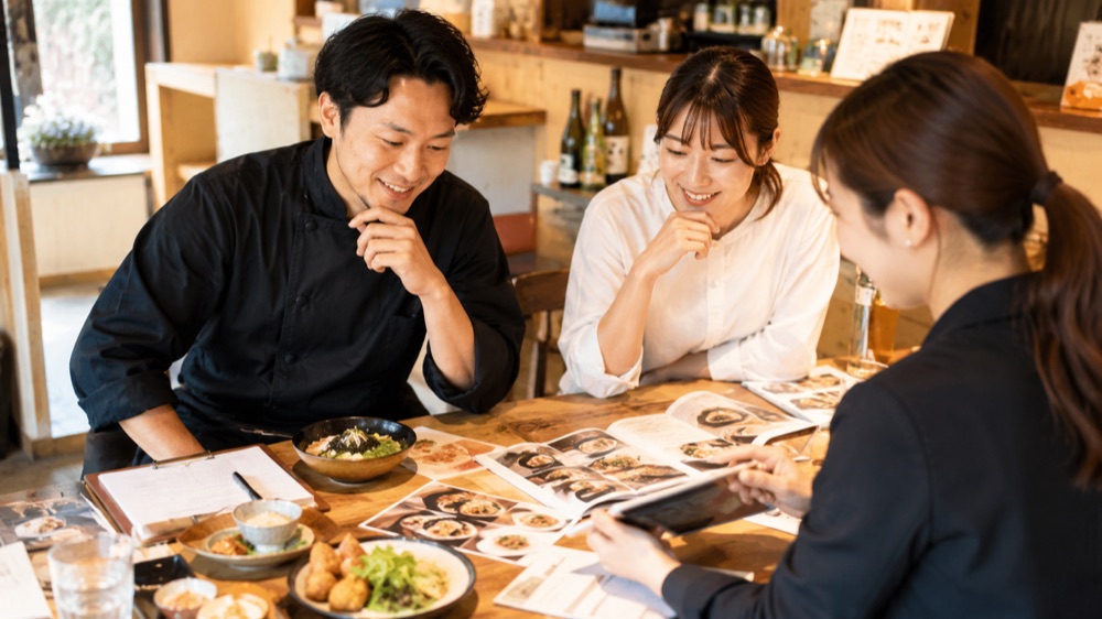 取材で料理について話す飲食店オーナー