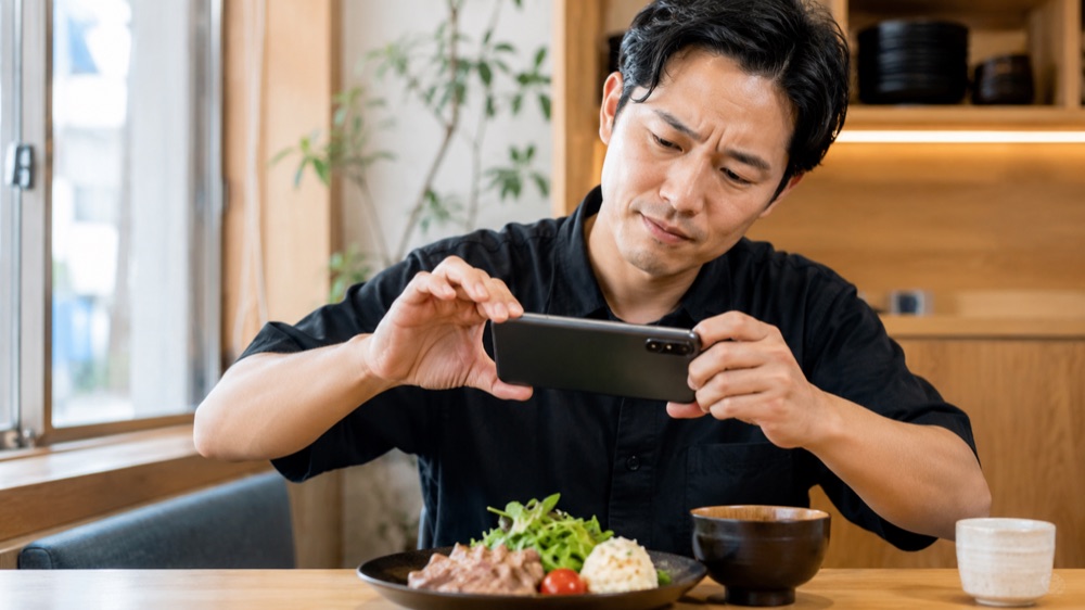 自分で料理を撮影するも上手くいかない様子