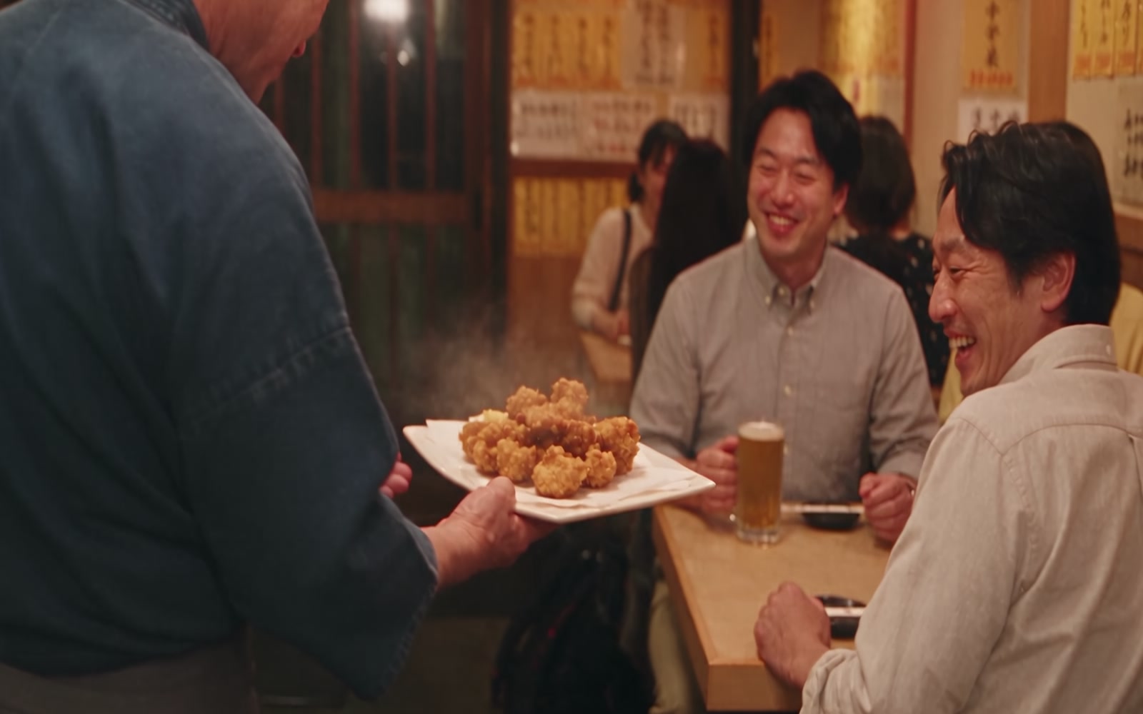 食卓を囲む人々